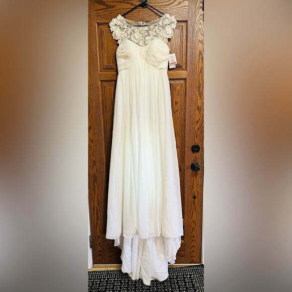 NWT cap sleeve chiffon a-line with floral applique SIZE 6, color: soft w… - Picture 1 of 13